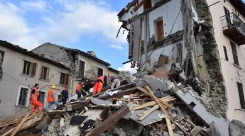Un român, mort, doi răniţi şi alţi nouă daţi dispăruţi, în urma cutremurului din Italia