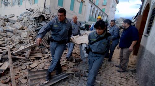Zi de doliu şi funeralii naţionale pentru victimele cutremurului din Italia. Zece români decedaţi