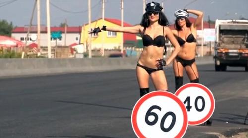VIDEO. Siguranţă rutieră cu „poliţiste“ topless în Rusia. Niciun şofer nu a mai depăşit viteza legală! Garantat!