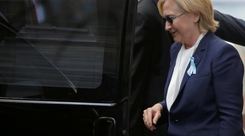 Hillary Clinton, aproape de leșin, ajutată de agenți să urce în mașină (VIDEO)