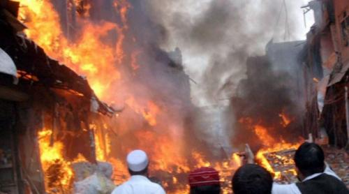 Atac sinucigaș în fața unei moschei din Pakistan. 16 oameni au murit, 35 au fost răniți