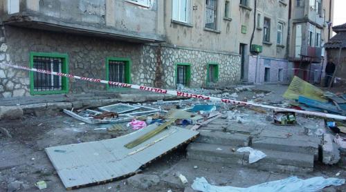 Explozie într-un bloc din Medgidia. Zeci de locatari evacuați, o persoană a fost rănită (GALERIE FOTO)