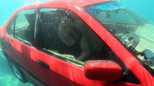 Cum să ieși viu din mașina care se scufundă. 3 metode care îți pot salva viața (VIDEO)