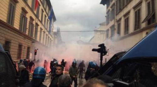 Manifestanți violenți contra guvernului lui Matteo Renzi