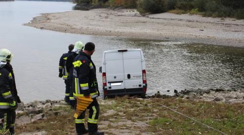 Un român a plonjat cu duba într-un râu în Austria:”Veniți repede! Am fost răpit”