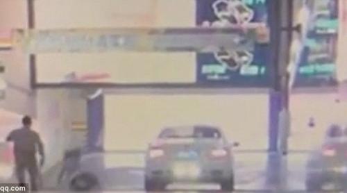 Șoferița unui Bentley de 500.000 de dolari a parcat mașina în pantă... (VIDEO)