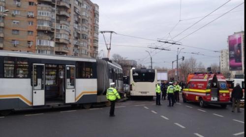Accident grav între un autobuz RATB și un tramvai în București