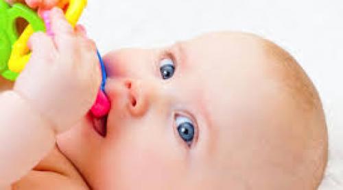 Atenţie la jucăriile pentru dentiţie pe care le daţi bebeluşilor