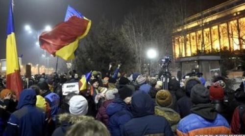 Proteste în Piața Victoriei. Ciocniri între jandarmi și grupuri violente de manifestanți (VIDEO)