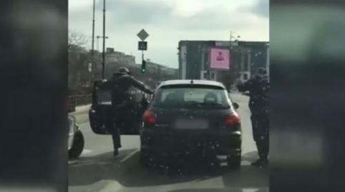 Jungla străzii bucureștene: șofer bătut în trafic la un semafor din zona Unirii (VIDEO)