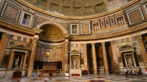 O româncă a distrus două candelabre vechi din Pantheonul de la Roma