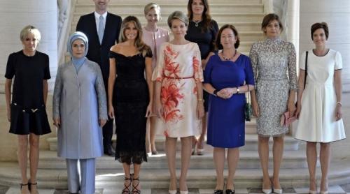 Ce caută tipul ăsta zâmbitor în poza de grup a doamnelor de la summit-ul NATO?!