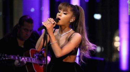 Ariana Grande revine la Manchester pentru omagierea victimelor