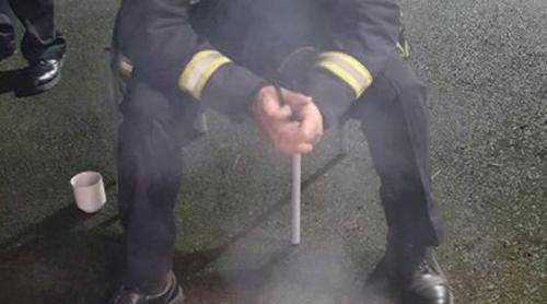 Pompieri, serviţi cu cârnaţi făcuţi din porcii pe care îi salvaseră din incendiu