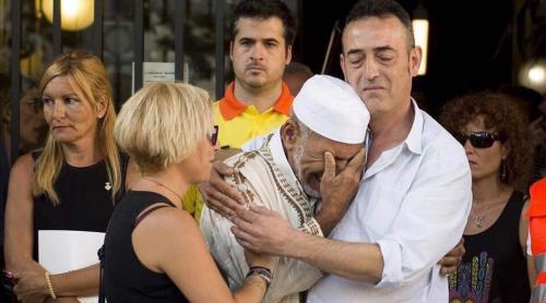 Gest emoționant: Tatăl unui copil, pierit în atacul de pe La Rambla, consolând un imam!