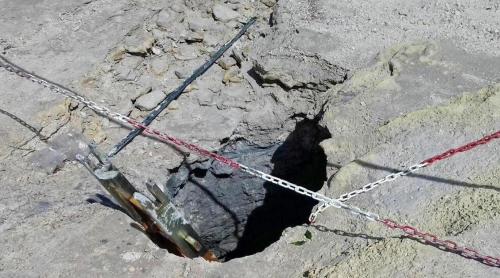 Tragedie în Italia: Mamă, tată şi copil au căzut într-un crater 
