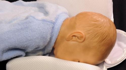 Avertismente de deces pentru pernele folosite la poziţionarea bebeluşilor (VIDEO)