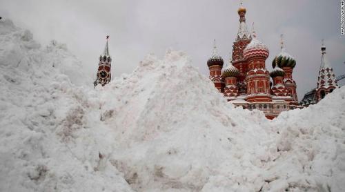 Moscova, sub ninsoarea secolului. Nu a mai nins aşa de 60 de ani