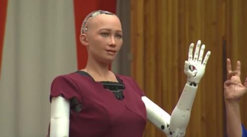 Robotul Sophia, primul care a primit cetățenia unui stat, vine la București