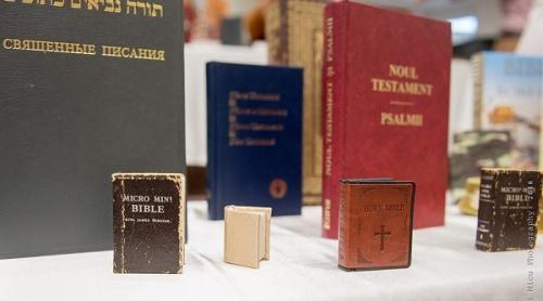 Cea mai mică Biblie din lume, expusă într-un muzeu temporar, la Timișoara