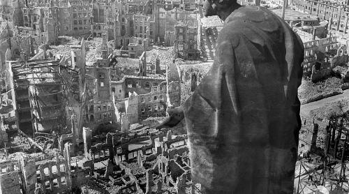 Bombardamentele Aliaţilor asupra oraşului Dresda : 25.000 de oameni ucişi, 75.000 de clădiri distruse