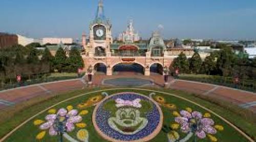 Disneyland își redeschide porțile pentru vizitatori