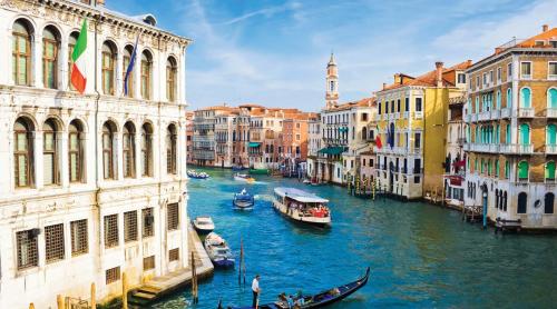 Gondolierii venețieni reduc numărul pasagerilor, fiindcă aceștia sunt din ce în ce mai grași