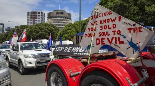 Noua Zeelandă: Un convoi de camioane defilează în jurul Parlamentului pentru a protesta împotriva restricțiilor 