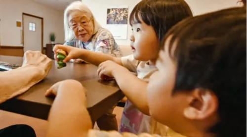 Copiii mici sunt puși la treabă pentru a răspândi veselie la un azil de bătrâni din Japonia. ”Mi-am dat seama de puterea pe care o au bebelușii”