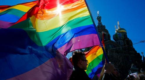 Rusia: un artist amendat pentru că a afișat steagul curcubeu LGBTQ+