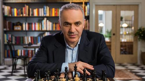 Garry Kasparov spune ca este o „onoare” faptul ca a fost pus de Rusia pe lista „teroriştilor şi extremiştilor”.