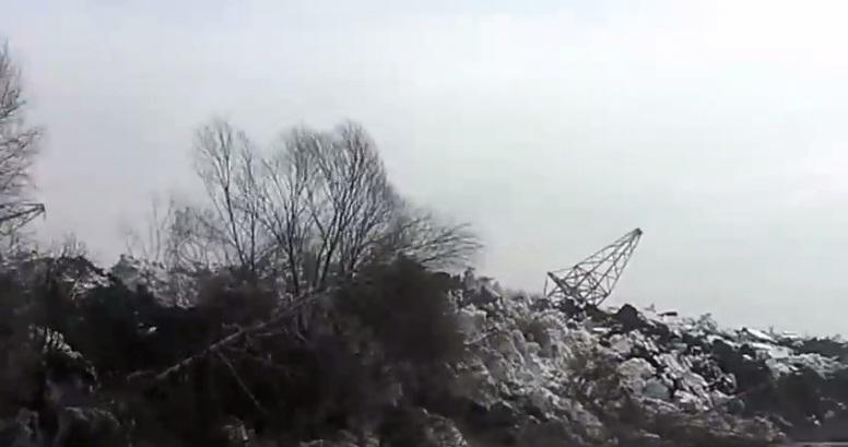 Momente de groază în Rusia. <br />Pământul înghite, în doar câteva minute, zeci copaci, drumuri și stâlpi de electricitate (VIDEO)