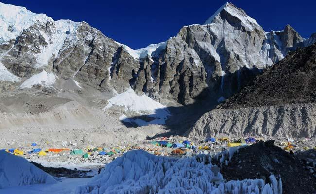 Un alpinist român era pe muntele Pumori în timpul cutremurului de 7.5 din Nepal: 