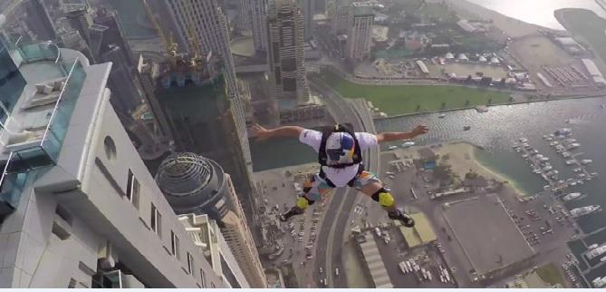 Au sărit cu paraşuta de pe cea mai înaltă clădire rezidenţială din lume. Imaginile îţi vor tăia răsuflarea (VIDEO)