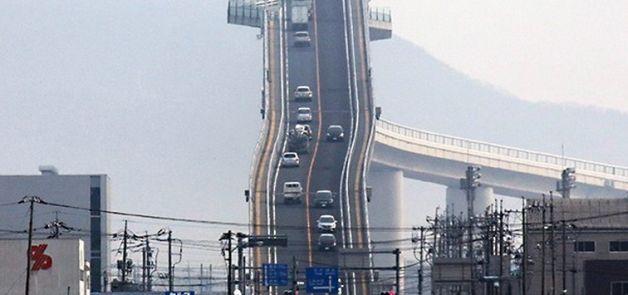 Eshima Ohashi, COȘMARUL șoferilor din Japonia. Este al treilea cel mai înclinat pod din lume! (VIDEO)