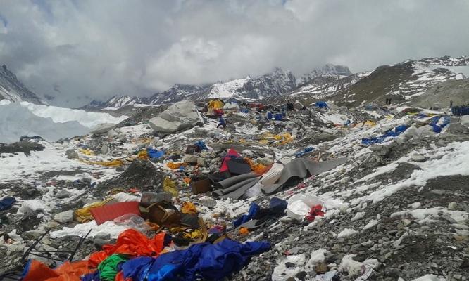 Alpinistul român de pe Everest a fost evacuat cu un elicopter 