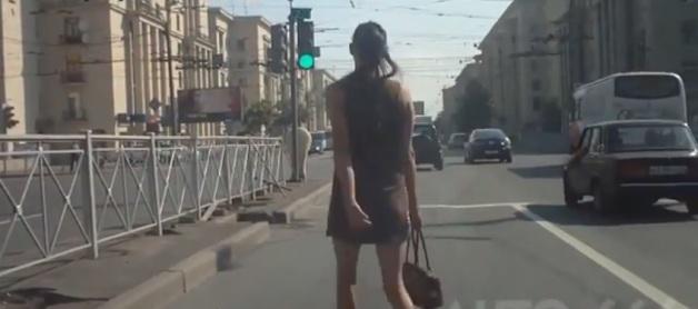 VIDEO VIRAL - 1,4 milioane de vizualizări în doar trei zile! Cum traversează strada rusoaicele VIDEO VIRAL - 1,4 milioane de vizualizări în doar trei zile! Cum traversează strada rusoaicele