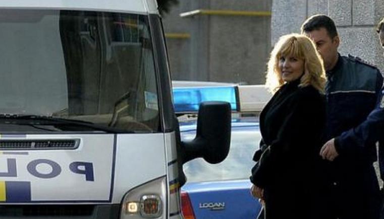 Elena Udrea, adusă la Instanța Supremă. Fostul ministru contestă prelungirea arestului preventiv Elena Udrea, adusă la Instanța Supremă. Fostul ministru contestă prelungirea arestului preventiv