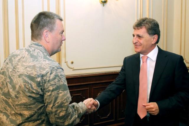 Comandantul NATO pentru operatiuni speciale si cele de informatii se afla in Romania Comandantul NATO pentru operatiuni speciale si cele de informatii se afla in Romania