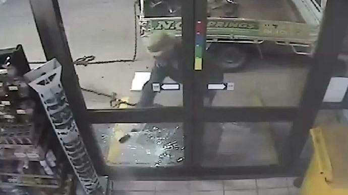 Cum încearcă cel mai idiot hoț din lume să fure un ATM (VIDEO) Cum încearcă cel mai idiot hoț din lume să fure un ATM (VIDEO)