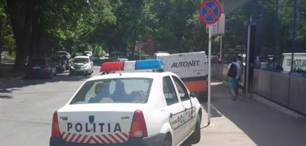 VIDEO SAVUROS. Un polițist e prins că ÎNCALCĂ LEGEA de un cetățean vigilent. Vezi reacția organului când i se cere să se legitimeze 