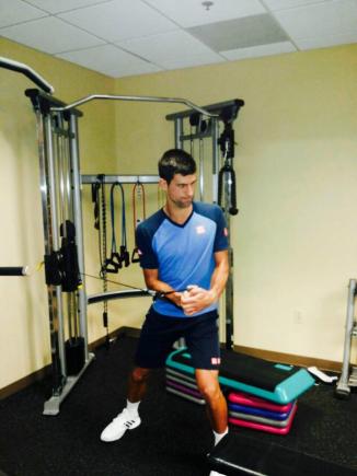 Djokovic s-a rănit, încercând să deschidă sticla de șampanie Djokovic s-a rănit, încercând să deschidă sticla de șampanie