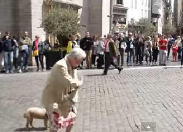 Bunica se dă în spectacol, într-o piață din Bruxelles (VIDEO) Bunica se dă în spectacol, într-o piață din Bruxelles (VIDEO)