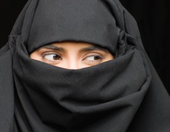 Olanda: burka, interzisă în școli, spitale și transporturile publice Olanda: burka, interzisă în școli, spitale și transporturile publice