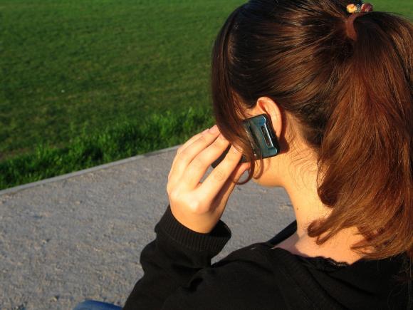 Românii aşteaptă week-endul ca să îşi cumpere telefoane mobile