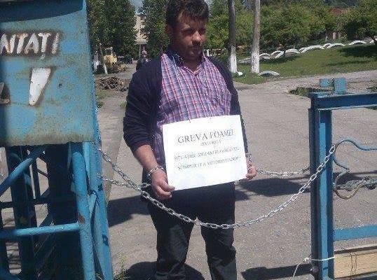 PROTEST EXTREM în Valea Jiului. Liderul sindical de la Mina Lonea, în continuare legat cu lanţuri