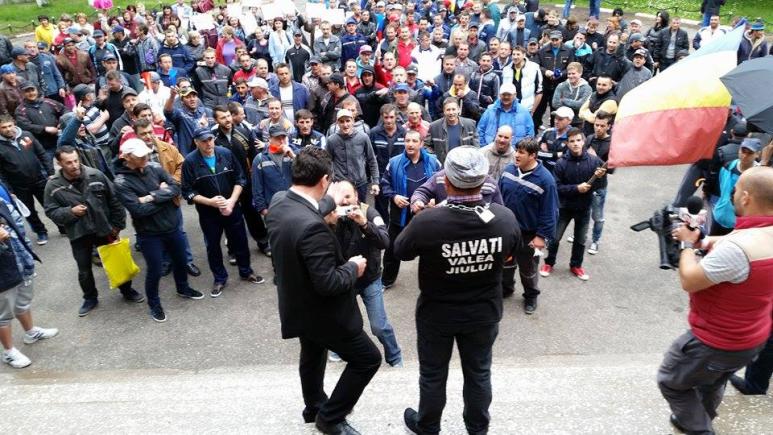 Valea Jiului fierbe! Minerii vor lua cu asalt Complexul Energetic Hunedoara. Ministrul Andrei Gerea se duce să vorbească cu minerii Valea Jiului fierbe! Minerii vor lua cu asalt Complexul Energetic Hunedoara. Ministrul Andrei Gerea se duce să vorbească cu minerii