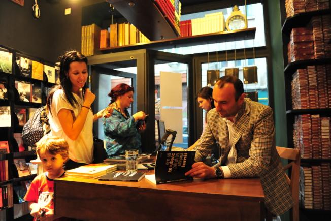 Marius Tucă – librar pentru o zi, poet pentru o viață Marius Tucă – librar pentru o zi, poet pentru o viață