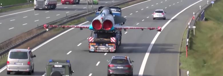 Autostradă din Germania, blocată de un Eurofighter! Reacția șoferilor care circulau în spatele avionului supersonic (VIDEO)