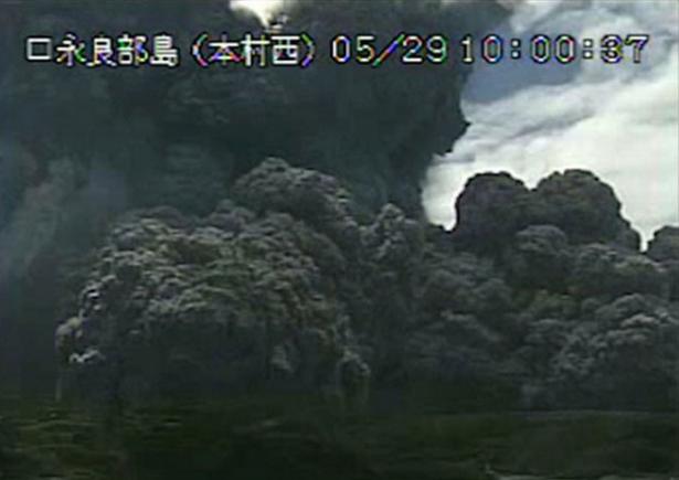 Erupție SPECTACULOASĂ pe muntele Shindake, în sudul Japoniei. Insula Kuchinoerabu a fost evacuată (VIDEO)
